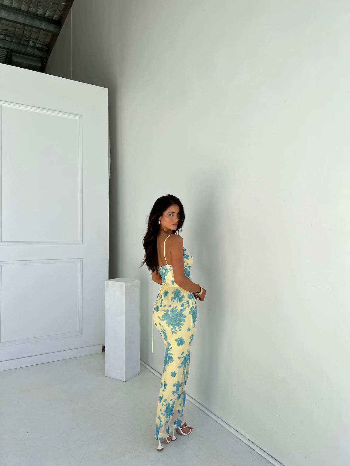 Hilaria – Figurbetontes Blumenkleid