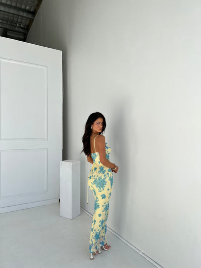 Hilaria – Figurbetontes Blumenkleid
