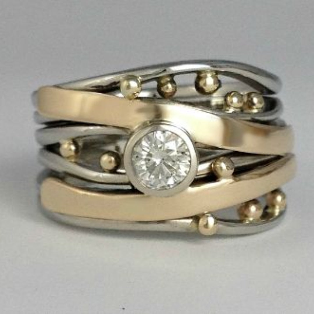Detaillierter Vintage Goldring mit eingesetztem Zirkonia