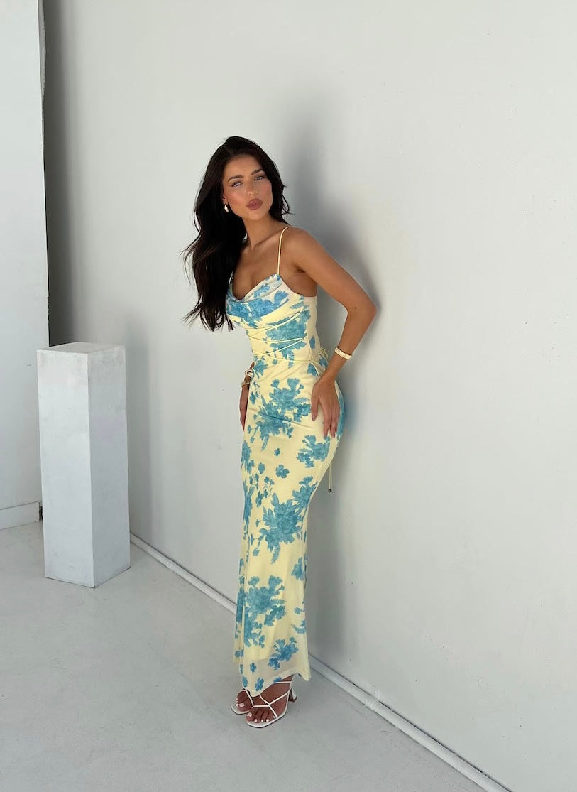 Hilaria – Figurbetontes Blumenkleid