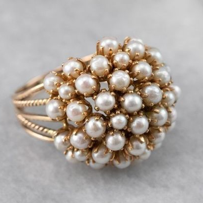 Ring mit eingesetzten Perlen