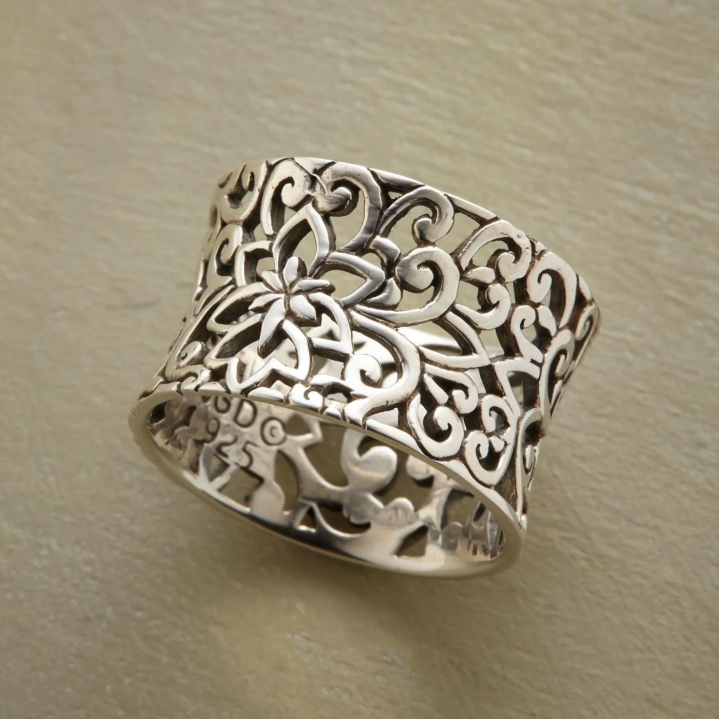 Silberner Hohlring mit Blumendetails